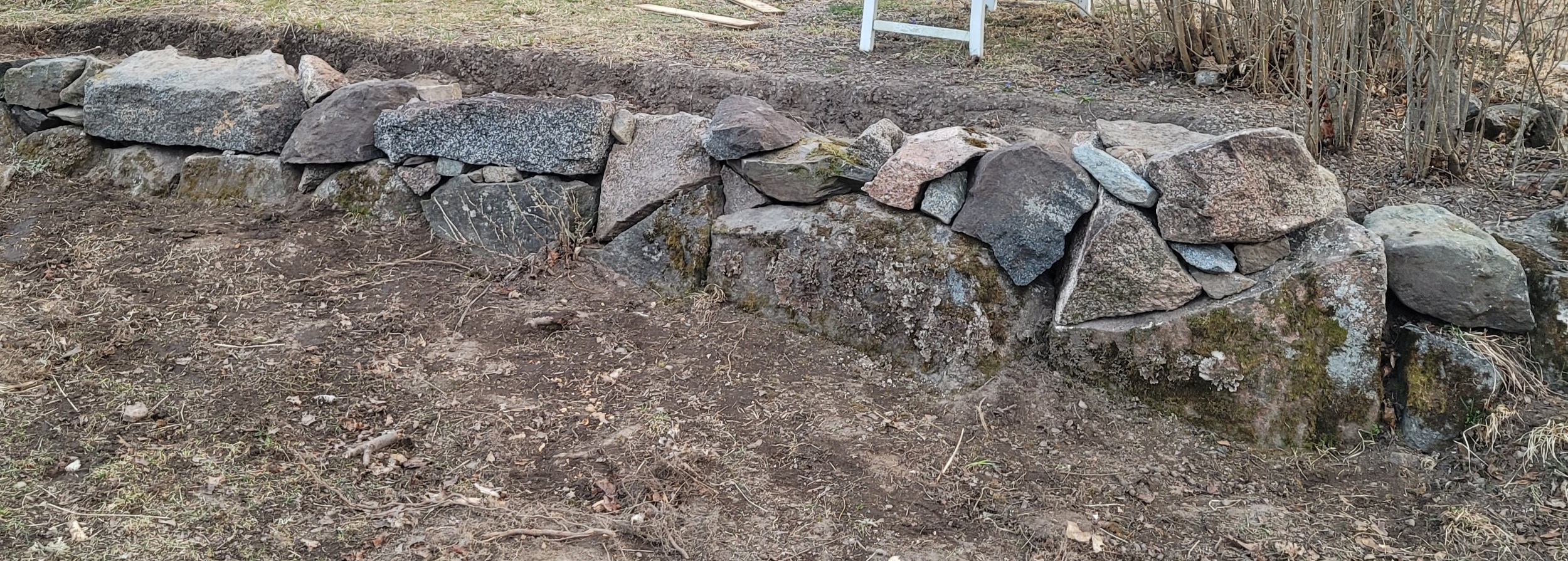 Vi spräcker sten och lagar stenmurar