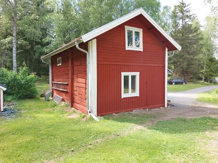 Ny panel på gaveln. Fönstren renoverade och målade med linoljefärg. Baksidan av huset har haft synligt timmer i alla tider och så får det förbli.