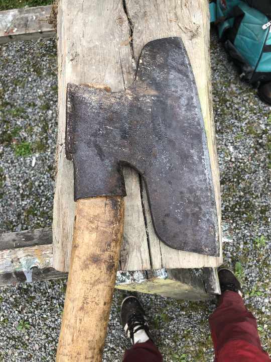 Vi arbetar både med gamla verktyg, som skrädyxa, och med motorsåg.