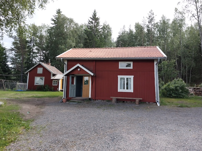 Nytt tegeltak och ny panel på timmerhus. Målat med Falu rödfärg. Linoljefärg på knutbräderna.